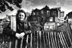 <p>Rachel Whiteread behind 193 Grove Road, London, 1993. Photo: courtesy Nicolas Turpin/The Independent/REX/Shutterstock</p>