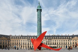 Alexander Calder, Flying Dragon, 1975, installation view, Place Vendôme, Paris © 2021 Calder Foundation, New York/Artists Rights Society (ARS), New York. Photo: Thomas Lannes