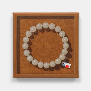 Painting of a pearl necklace with a tag hanging off in a jewelry box in a Trompe-l'œil frame